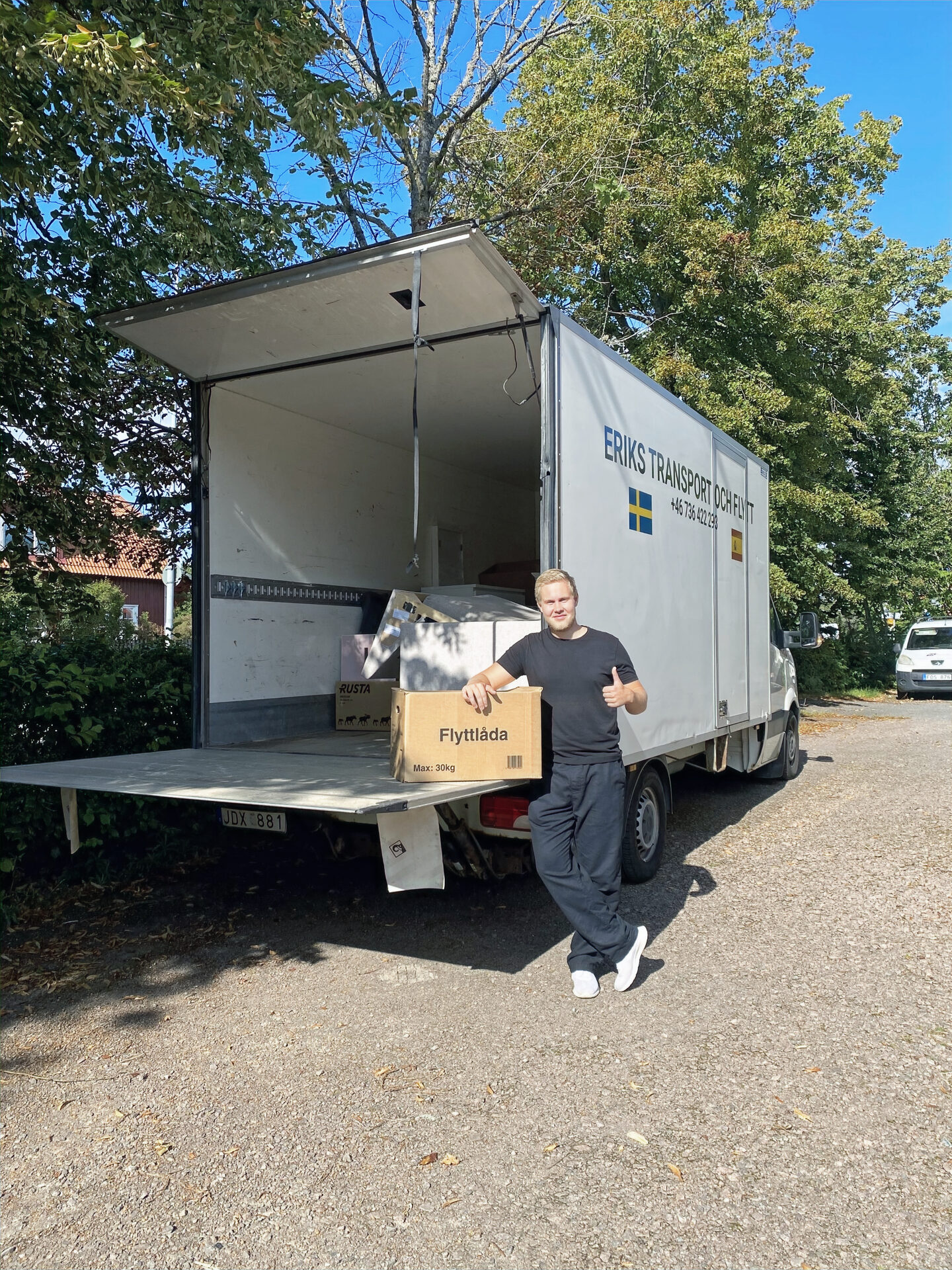 Erik framför sin transportbil
